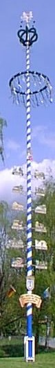 Maibaum aufgestellt