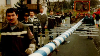 Aufstellen des Maibaumes