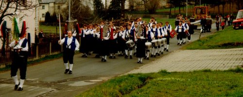 Aufstellen des Maibaumes