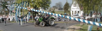 Aufstellen des Maibaumes